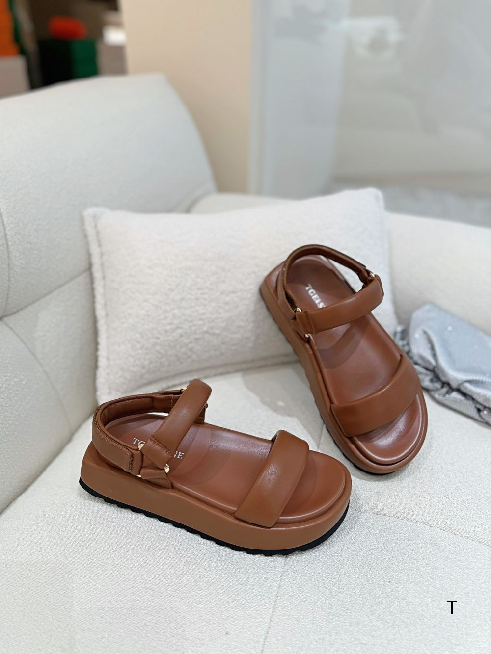 Simple Fashion Soft Tire Sheepskin Round Toe Comfortable Strap Light Platform Sandals