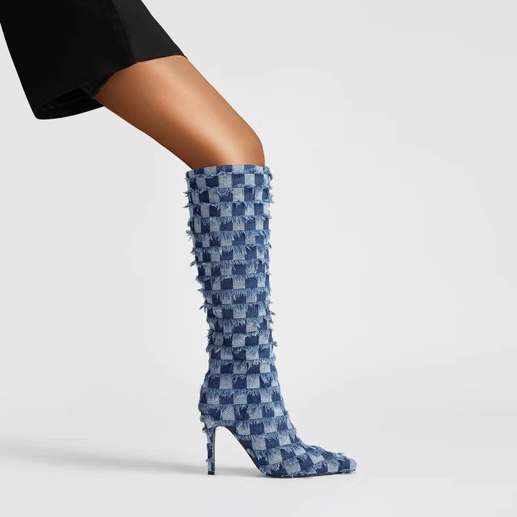 Botas de mujer de tela vaquera azul con cuadros escoceses y tablero de ajedrez