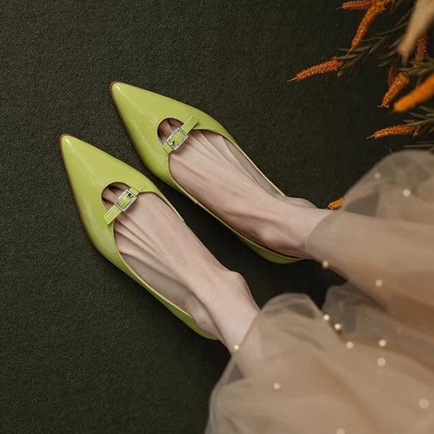 Zapatos de mujer de cuero con punta en punta y diseño moderno